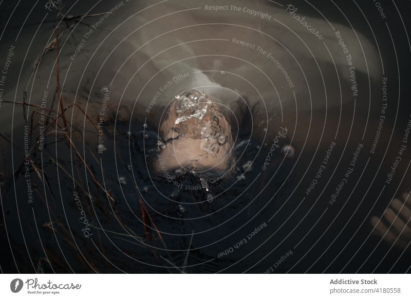 Unerkannter Reisender in reinem See mit Wasserblasen am Abend schwimmen Natur Schaumblase Gewebe Pflanze vegetieren Frau wellig idyllisch klein wachsen