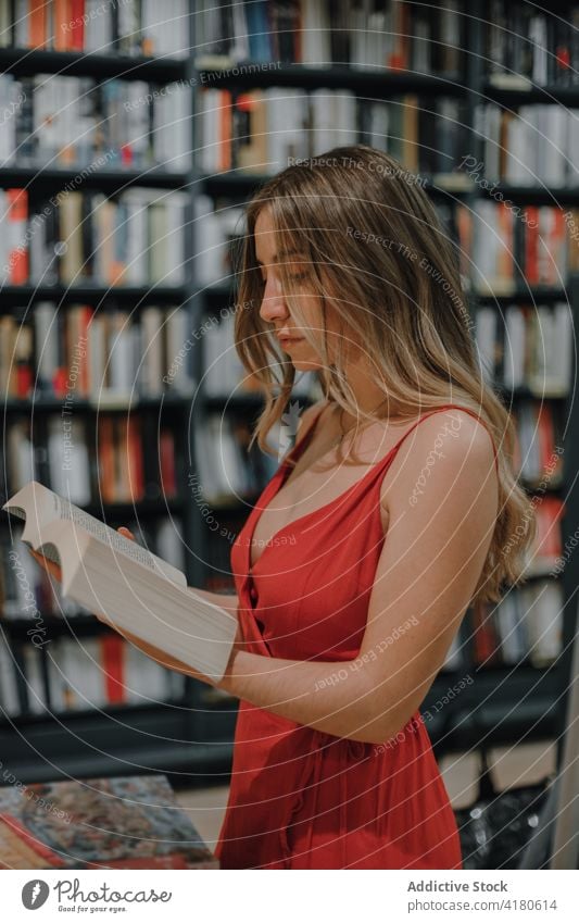 Sanftmütiger Student mit Buch in der örtlichen Buchhandlung Schüler Literatur Wissen Weisheit freie Zeit Wochenende sanft Frau Sammlung Sonnenkleid offen