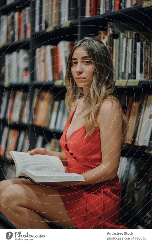 Sanftmütiger Student mit Buch in der örtlichen Buchhandlung Schüler Literatur Wissen Weisheit freie Zeit Wochenende sanft Frau emotionslos Sammlung Sonnenkleid