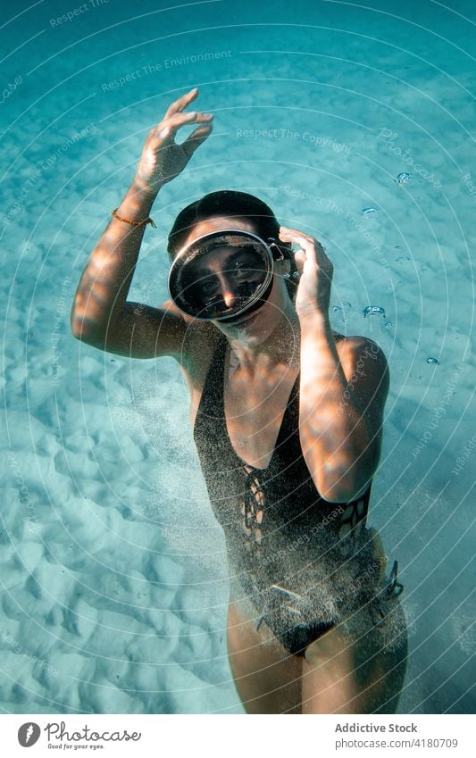 Frau schwimmt unter Wasser im Meer schwimmen MEER Flosse Sinkflug Badeanzug Anmut schlank unterseeisch Schwimmer Badebekleidung Sommer Taucher türkis Farbe tief