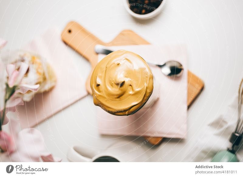 Leckerer Milchkaffee mit fluffiger Schlagsahne Getränk Kaffee Latte trinken schäumen Löffel melken Koffein Bierschaum süß Leckerbissen frisch Küche Energie