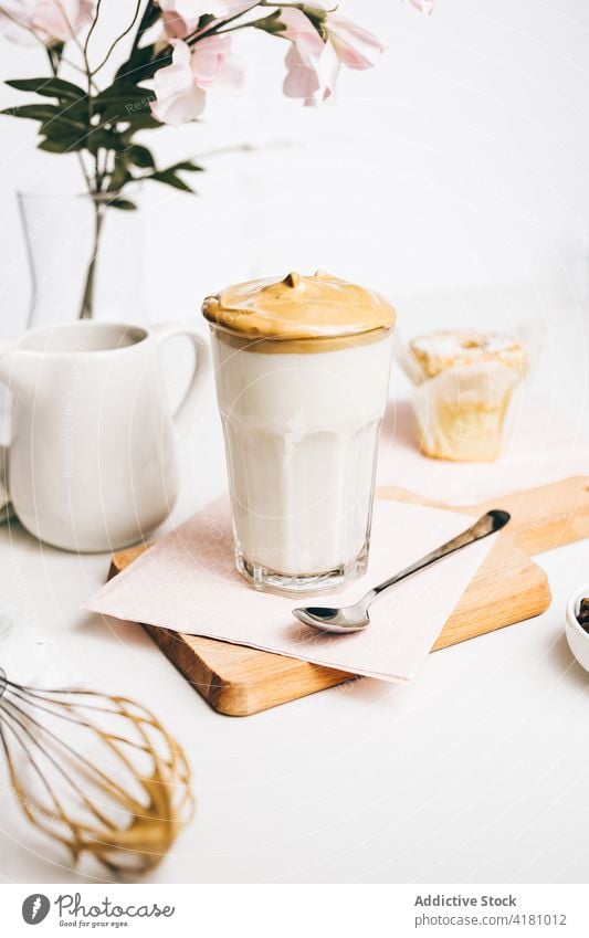 Leckerer Milchkaffee mit fluffiger Schlagsahne Getränk Kaffee Latte trinken schäumen Löffel melken Koffein Bierschaum süß Leckerbissen frisch Küche Energie