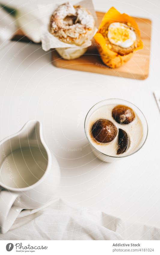 Köstliche Schokoladenbomben, die in einem Glas mit heißer Milch schmelzen Getränk trinken melken Bombe Dessert Mischung süß zerlaufen Leckerbissen Cupcake