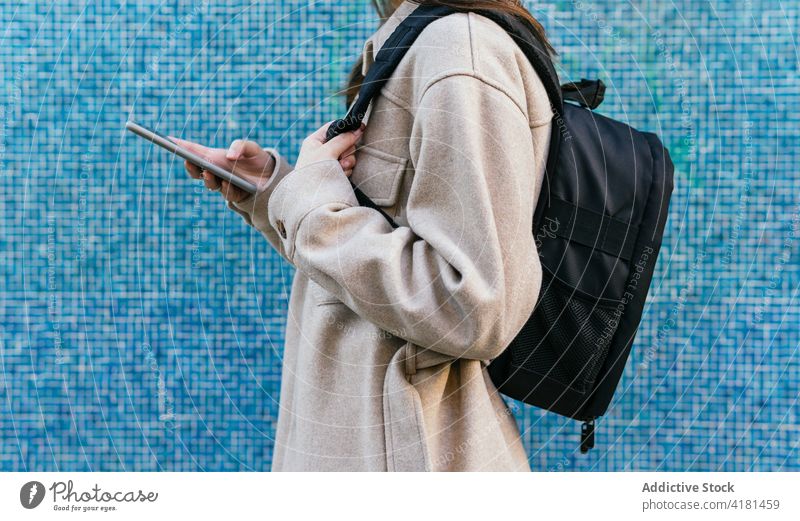 Unbekannte Studentin mit Rucksack auf der Straße Frau Schüler positiv froh Glück heiter Inhalt stehen hübsch charmant charismatisch sorgenfrei angenehm