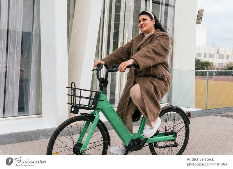 Mollige Frau mit Fahrrad auf städtischem Bürgersteig nachdenken freie Zeit Wochenende schlendern Straßenbelag Herbst Großstadt lässig Stil Korb Fahrzeug Verkehr