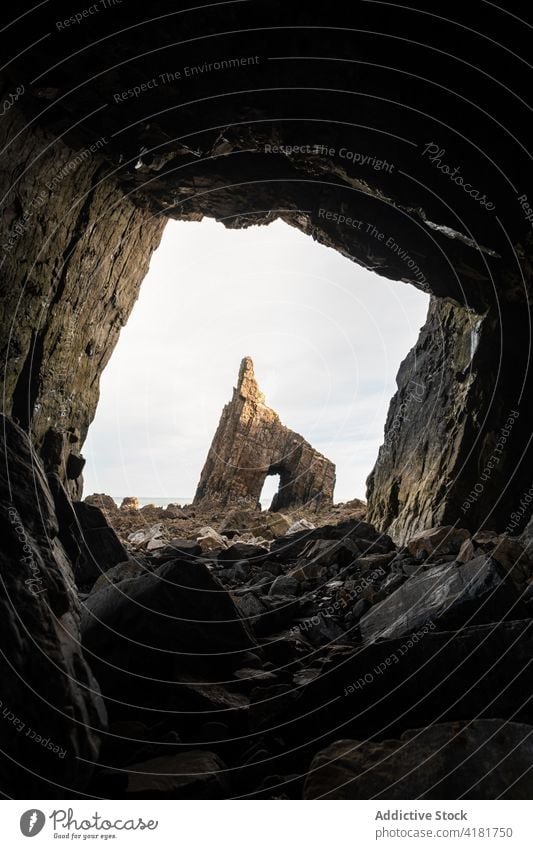 Von der Höhle aus betrachtet, felsige, raue Formationen Felsen Golfloch stechend Grotte steif Schlucht Gelände Hochland Klippe Berge u. Gebirge malerisch uneben