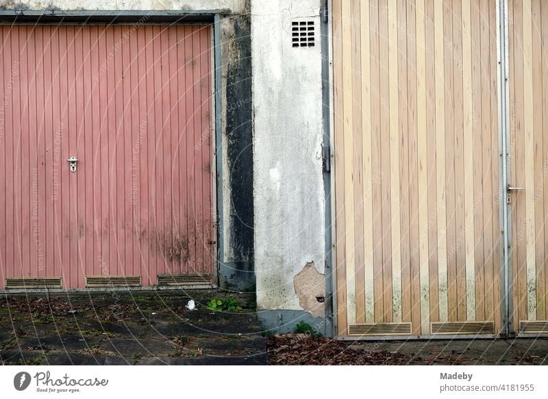 Vergammelte alte Garagentore in Pastellfarben in Lemgo bei Detmold in Ostwestfalen-Lippe Tir vergammelt heruntergekommen Vergangenheit Niedergang Verfall Dorf