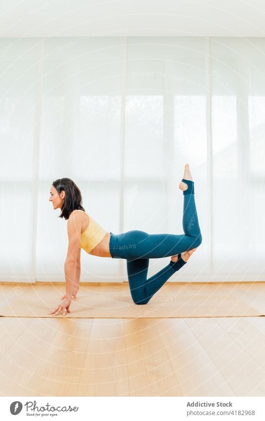 Frau in ausgleichender Haltung beim Training Sportlerin Dehnung Gleichgewicht positionieren Körperhaltung Wohlbefinden Gesundheit physisch Aktivität Wellness