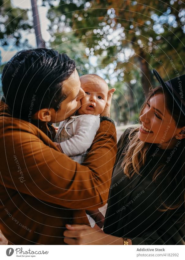 Glückliche Familie mit Baby beim Ausruhen im Park Zusammensein Liebe Eltern Partnerschaft Bonden Pflege Säugling Kind Mutter Vater Elternschaft Kindheit Mama