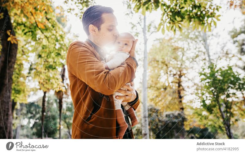 Vater mit Baby ruht sich im Park aus Papa Liebe Zusammensein Säugling Kind Partnerschaft Bonden Elternschaft bezaubernd Kindheit Säuglingsalter Zuneigung