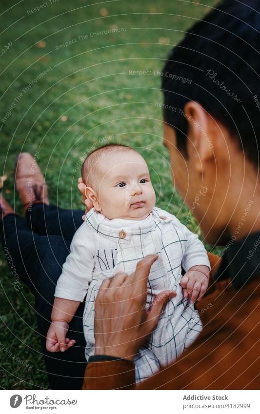 Vater mit Baby ruht sich im Park aus Papa Liebe Zusammensein Säugling Kind Partnerschaft Bonden Elternschaft bezaubernd Kindheit Säuglingsalter Zuneigung