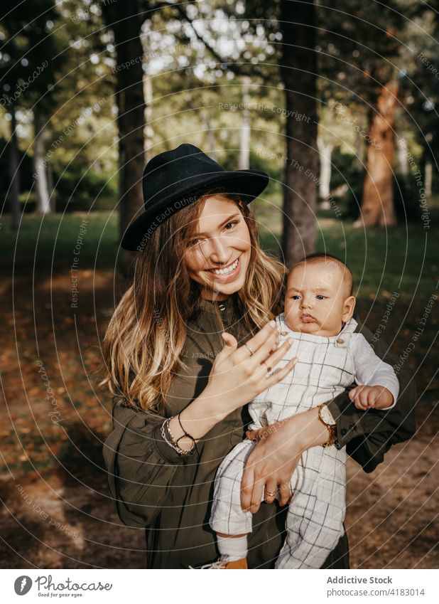 Glückliche Mutter mit Baby genießt die gemeinsame Zeit im Park Liebe Zusammensein Umarmung Kind Mutterschaft Zuneigung Umarmen Eltern Lifestyle Pflege Mama