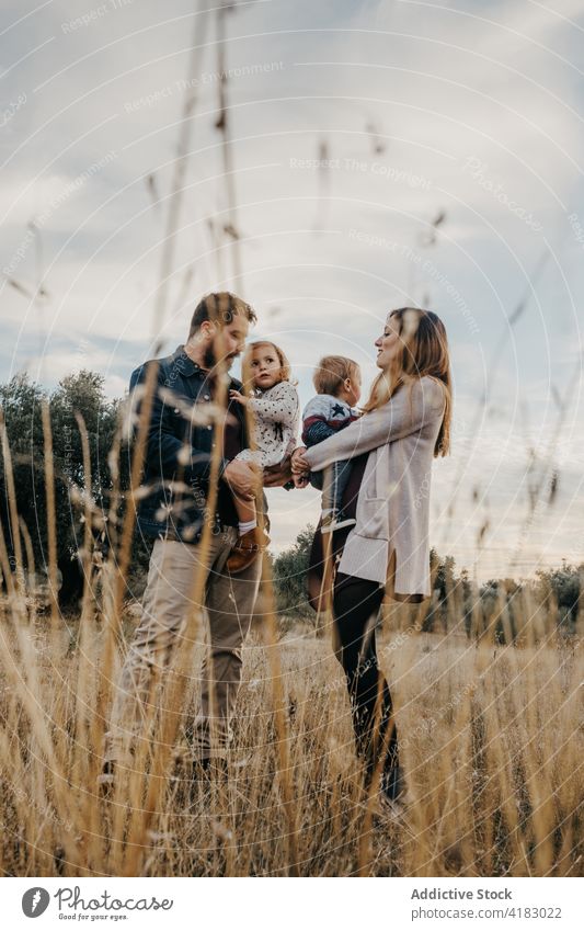 Positive Familie mit Spaß in der Natur spielen Kinder Spaß haben Paar Landschaft Zusammensein spielerisch wenig Wochenende Partnerschaft Liebe Glück heiter