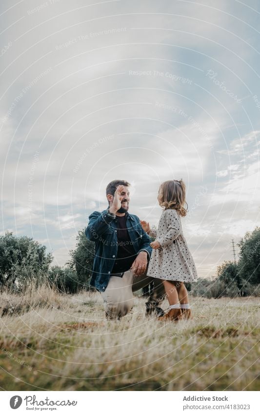 Glücklicher Vater und Tochter haben Spaß auf dem Feld high five gestikulieren Spaß haben Zusammensein Wochenende Natur Landschaft wenig Mädchen niedlich Liebe