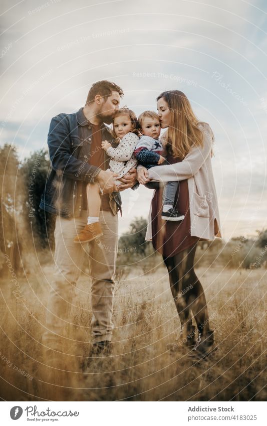 Positive Familie mit Spaß in der Natur spielen Kinder Spaß haben Paar Landschaft Zusammensein spielerisch wenig Wochenende Partnerschaft Liebe Glück heiter