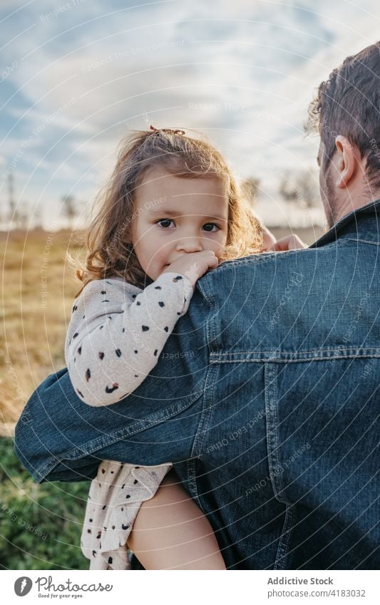 Vater umarmt kleines Mädchen auf dem Feld Tochter Angebot Kind wenig Liebe Landschaft niedlich kuscheln Kindheit Bonden Zusammensein Umarmen Partnerschaft