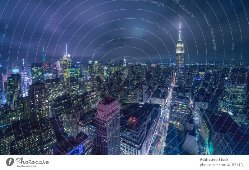 Moderne Megapolis mit beleuchteten Wolkenkratzern bei Nacht Großstadt Turm Gebäude Zeitgenosse Architektur leuchten Stadtbild urban New York State USA amerika