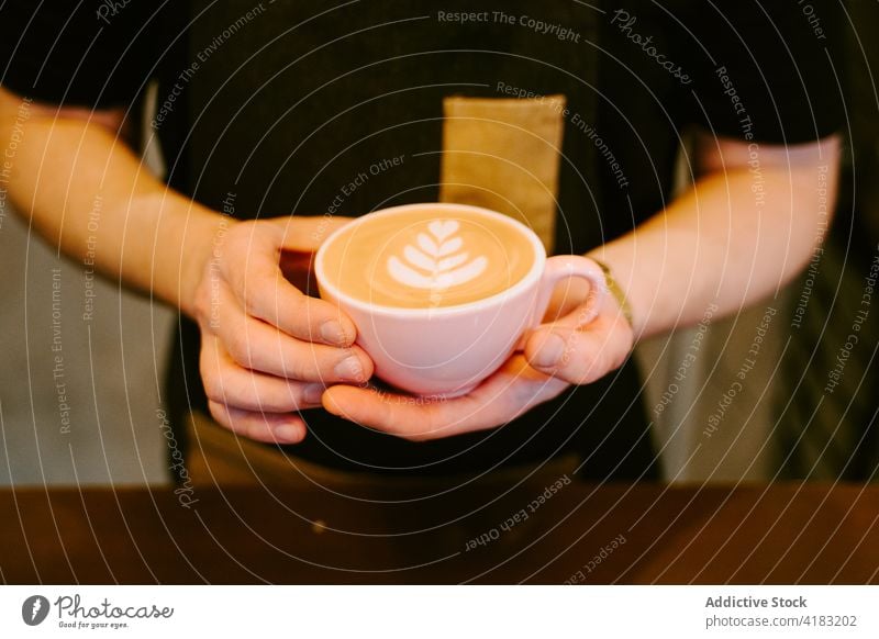 Nahaufnahme einer Tasse Kaffee mit Milch von oben gesehen vereinzelt Capuccino Frühstück trinken Café weiß melken Cappuccino heiß Latte Getränk braun