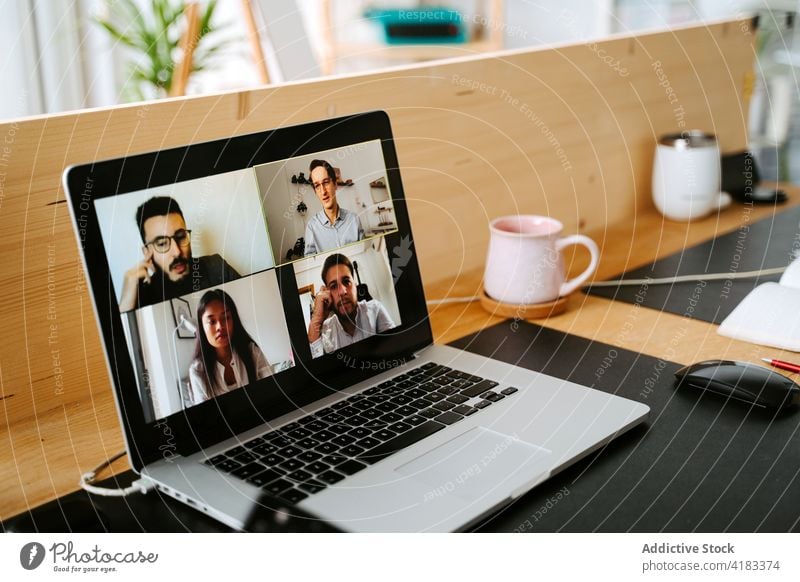 Kollegen im Videochat auf dem Laptop Videoanruf Mitarbeiterin Tagung Video-Chat online Coronavirus neue Normale Pandemie diskutieren multiethnisch vielfältig