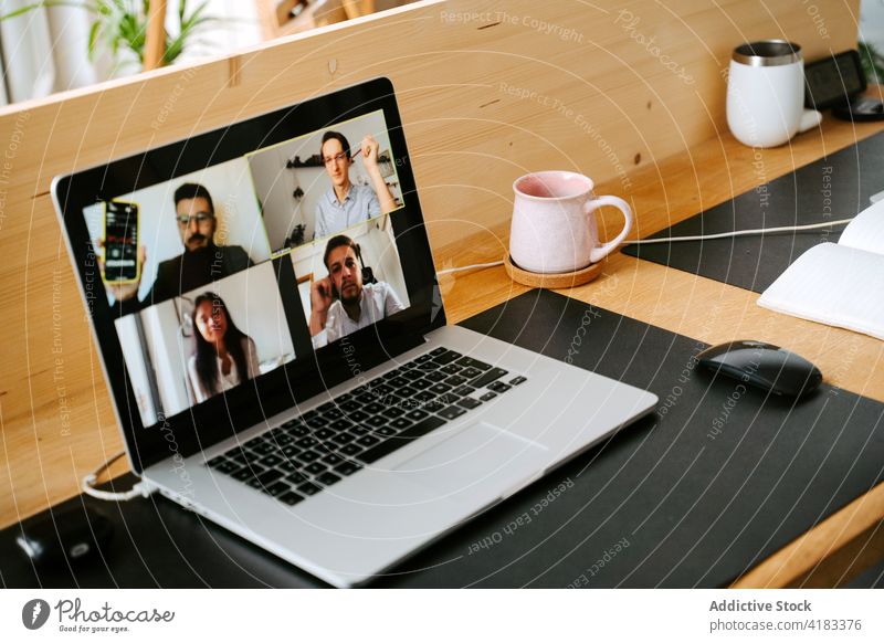 Kollegen im Videochat auf dem Laptop Videoanruf Mitarbeiterin Tagung Video-Chat online Coronavirus neue Normale Pandemie diskutieren multiethnisch vielfältig