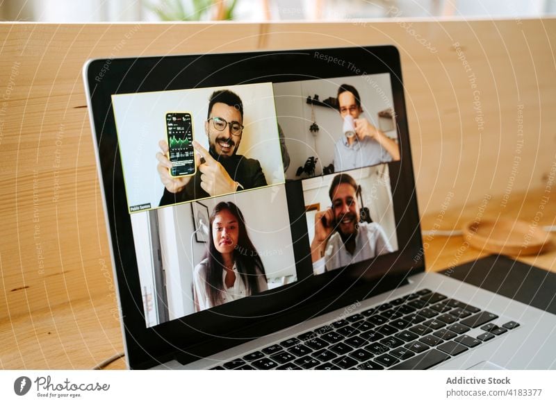 Kollegen im Videochat auf dem Laptop Videoanruf Mitarbeiterin Tagung Video-Chat online Coronavirus neue Normale Pandemie diskutieren multiethnisch vielfältig