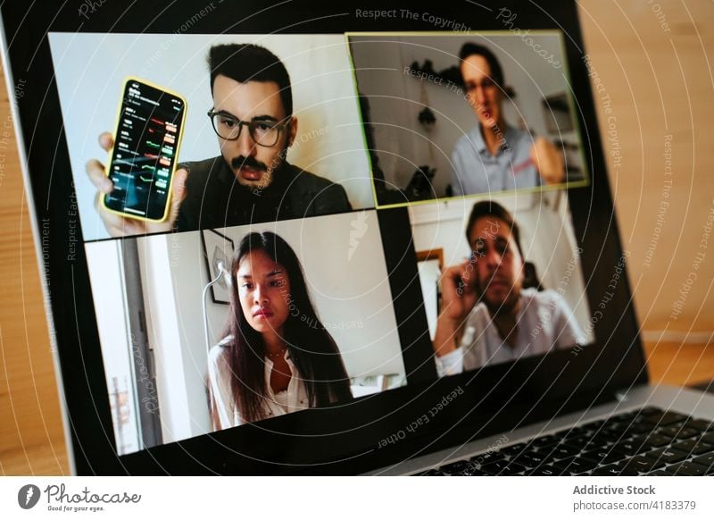 Kollegen im Videochat auf dem Laptop Videoanruf Mitarbeiterin Tagung Video-Chat online Coronavirus neue Normale Pandemie diskutieren multiethnisch vielfältig