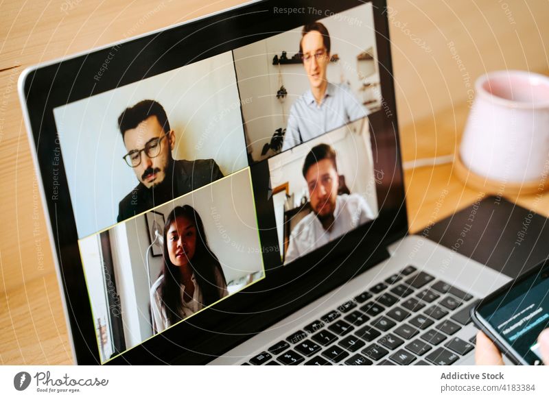 Kollegen im Videochat auf dem Laptop Videoanruf Mitarbeiterin Tagung Video-Chat online Coronavirus neue Normale Pandemie diskutieren multiethnisch vielfältig