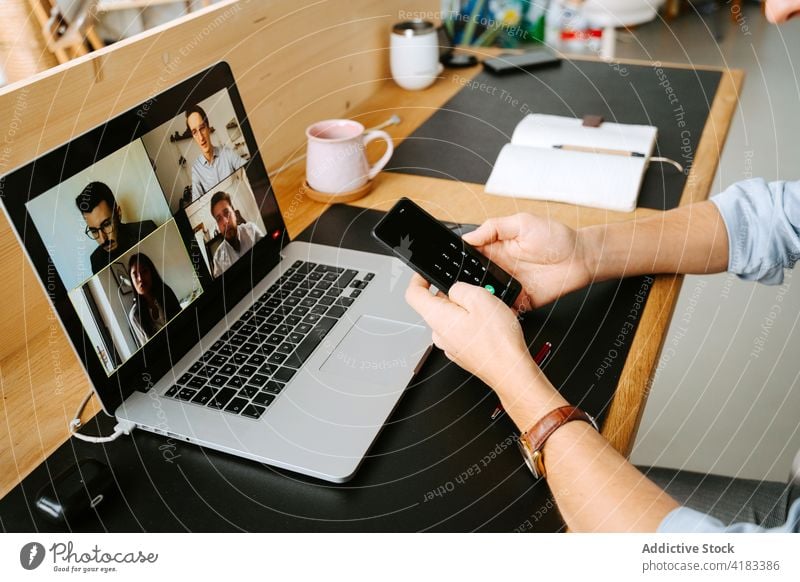 Fröhlicher Mann führt Videogespräch mit Arbeitskollegen Videoanruf Coronavirus heimwärts online Tagung Video-Chat Mitarbeiter neue Normale männlich