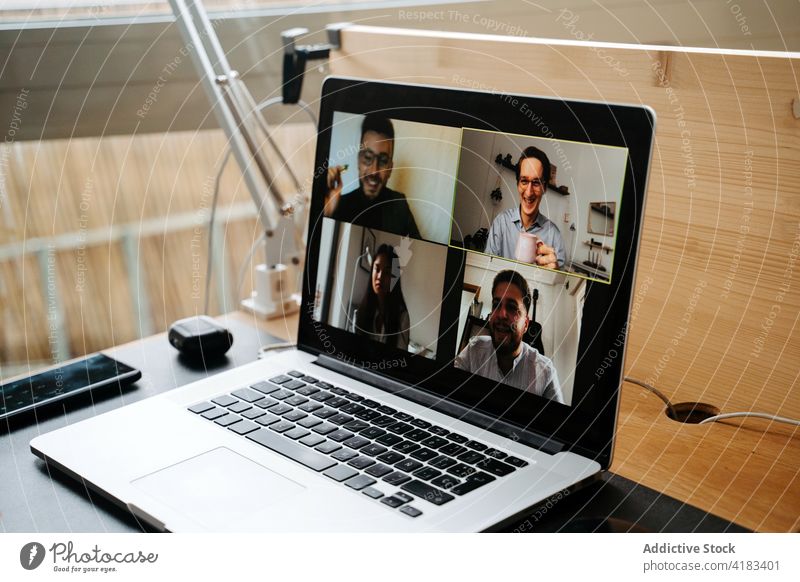 Kollegen im Videochat auf dem Laptop Videoanruf Mitarbeiterin Tagung Video-Chat online Coronavirus neue Normale Pandemie diskutieren multiethnisch vielfältig