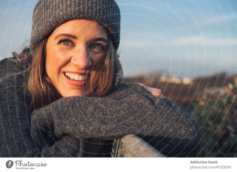 Glückliche Frau in warmer Strickkleidung Porträt Natur Herbst heiter Reisender genießen sonnig ruhen jung reisen Lifestyle sich[Akk] entspannen Stil Lächeln