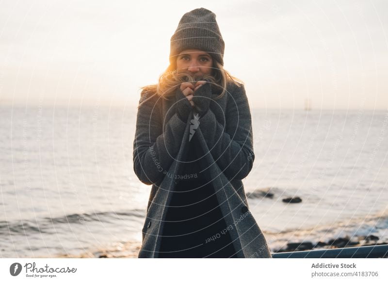 Glückliche Frau in warmer Strickkleidung Porträt Natur Herbst heiter Reisender genießen sonnig ruhen jung reisen Lifestyle sich[Akk] entspannen Stil Lächeln