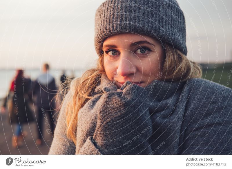 Glückliche Frau in warmer Strickkleidung Porträt Natur Herbst heiter Reisender genießen sonnig ruhen jung reisen Lifestyle sich[Akk] entspannen Stil Lächeln