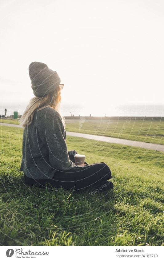 Frau trinkt Kaffee am Meer Seeküste trinken ruhen Reisender Imbissbude Herbst sich[Akk] entspannen jung Lifestyle Getränk genießen Natur zum Mitnehmen reisen