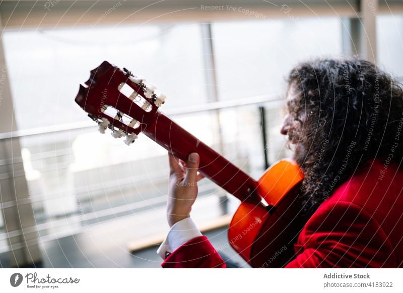 Gitarrenspieler mit Musikinstrument auf der Bühne Mann Schauplatz Melodie Klang Instrument Fähigkeit ausführen männlich Probe Flamencotänzer Musiker spielen