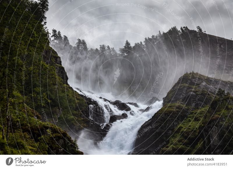 Schnell fließender Gebirgsfluss in felsigem Terrain Fluss Berge u. Gebirge reißend Kraft Landschaft strömen Felsen rau Hochland Norwegen Himmel Stein Wasser