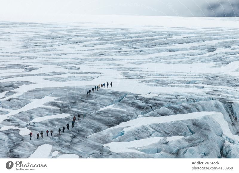 Gruppe von Wanderern in den Bergen im Winter Berge u. Gebirge Felsen Gelände Tal Entdecker Menschengruppe Schnee Unternehmen Norwegen spektakulär Hochland