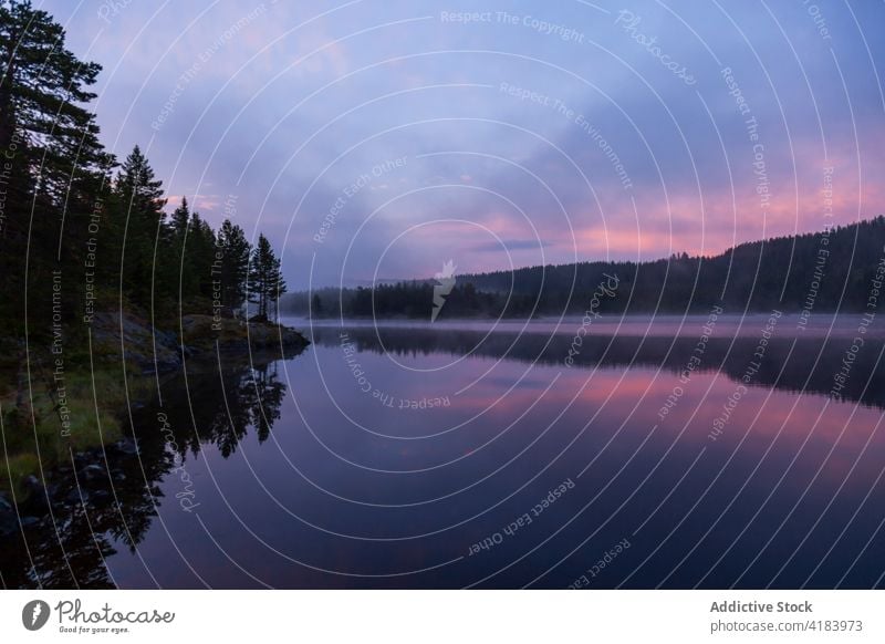 Ruhiger See in den Bergen bei Sonnenuntergang Berge u. Gebirge Landschaft malerisch sanft Wasser Windstille Norwegen Oberfläche Gelände Abend Hochland