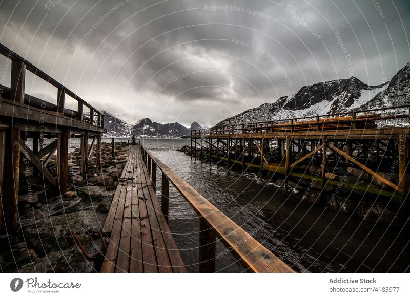 Holzstege in Meeresnähe im Hochlandgebiet Pier MEER Winter Berge u. Gebirge Kai hölzern wolkig Saison kalt Wasser Norwegen Gelände Schnee spektakulär malerisch