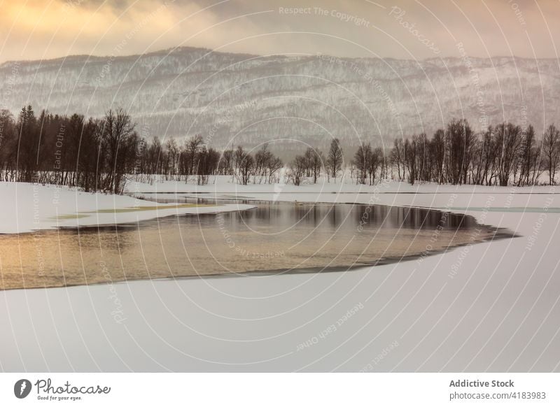 Ungefrorener Teil des Sees in einer Bergregion Winter Berge u. Gebirge Schnee Wasser malerisch Landschaft Winterzeit Sonnenuntergang Norwegen Hochland Natur