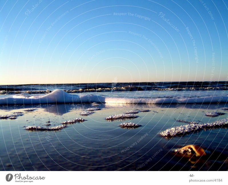 Kleiner als gedacht Meer Strand Wellen Schaum Wasser Sonne Himmel