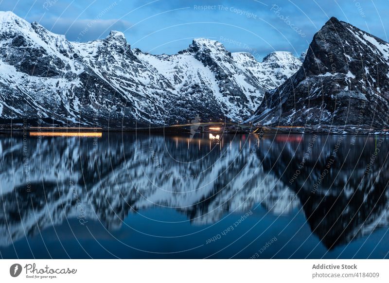 Piers mit leuchtenden Lichtern am Meer im Winter MEER Berge u. Gebirge hafen Bucht Abend dunkel Norwegen Gelände Wasser Dämmerung Abenddämmerung friedlich sanft