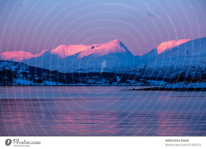 Meer im Winter bei Sonnenuntergang MEER Meereslandschaft Himmel Berge u. Gebirge Hochland Schnee gefroren Ufer Norwegen Landschaft felsig Meeresufer Küste