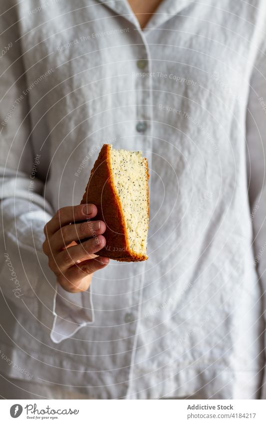 Unbekannte Frau mit Kuchenstück Spielfigur Frühstück Schwamm Pasteten selbstgemacht Dessert Lebensmittel Morgen lecker geschmackvoll Gebäck Mahlzeit süß