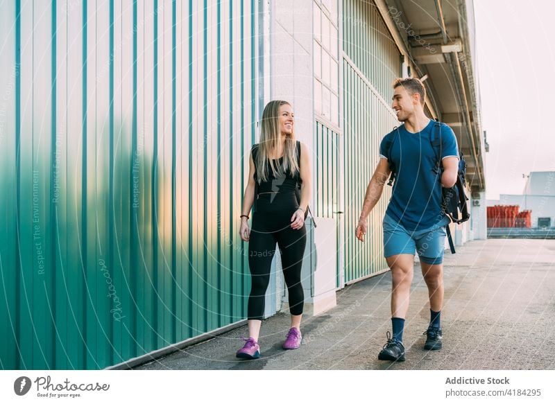 Ein paar Sportler betreten das Fitnessstudio Mann Frau Club Training Freunde Gesunder Lebensstil jung Behinderte Partner Gesundheit Athlet Körper Zusammensein