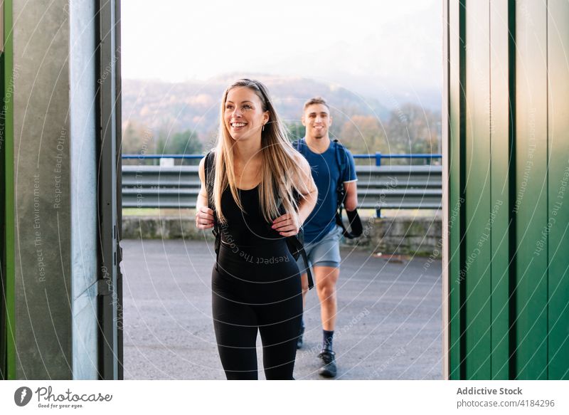 Ein paar Sportler betreten das Fitnessstudio Mann Frau Club Training Freunde Gesunder Lebensstil jung Behinderte Partner Gesundheit Athlet Körper Zusammensein