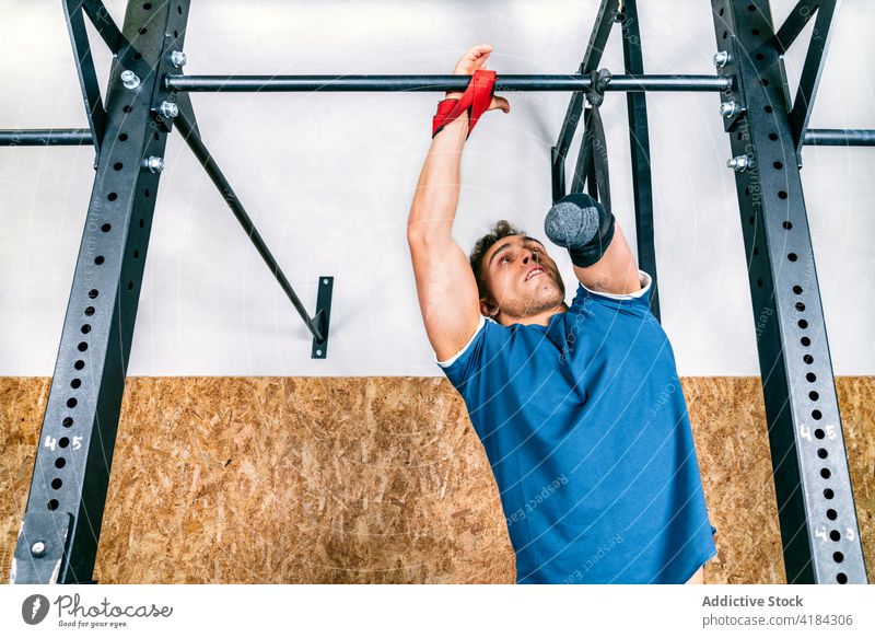 Behindertensportler beim Training am Reck Sportler deaktiviert Mann Fitnessstudio Belastbarkeit Bodybuilding Gesundheit Stärke muskulös stark sportlich