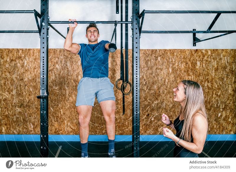 Trainer hilft behinderten Sportlern beim Training deaktiviert Behinderte Hilfsbereitschaft Mann Trainerin Fitnessstudio assistierend Belastbarkeit abstützen