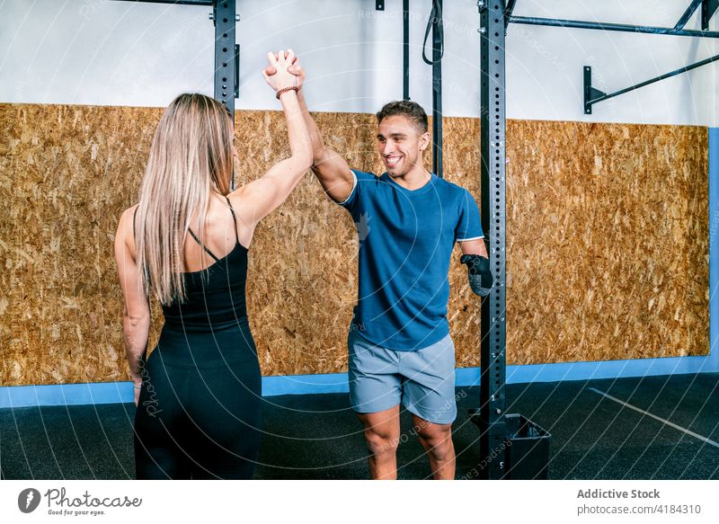 Trainer hilft behinderten Sportlern beim Training deaktiviert Behinderte high five Hilfsbereitschaft Mann Trainerin Fitnessstudio assistierend Belastbarkeit