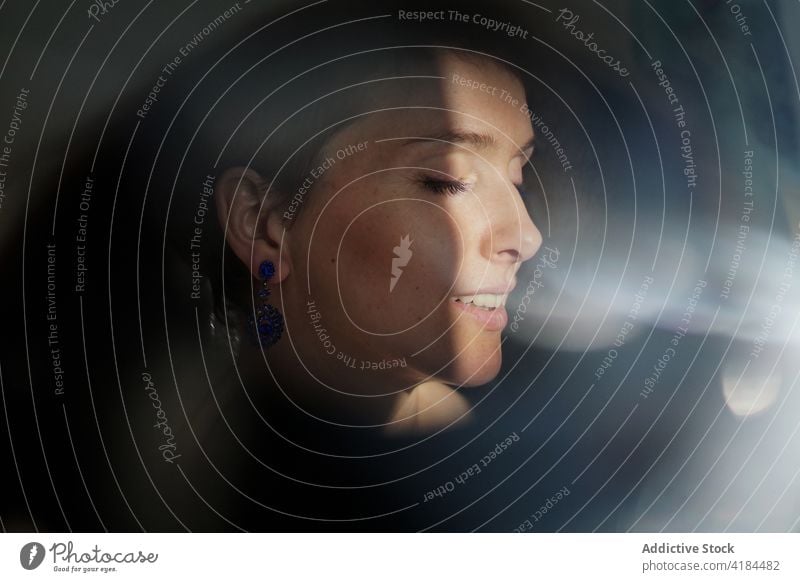 Entspannte entzückte erwachsene Frau mit geschlossenen Augen im Sonnenlicht sich[Akk] entspannen Augen geschlossen Erholung Harmonie Windstille friedlich Stil