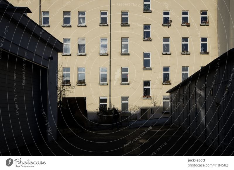 schattiger Hinterhof und sonniges Hinterhaus Schatten Sonnenlicht Fassade Kontrast Kreuzberg Berlin Strukturen & Formen trist Garage Architektur Stadthaus